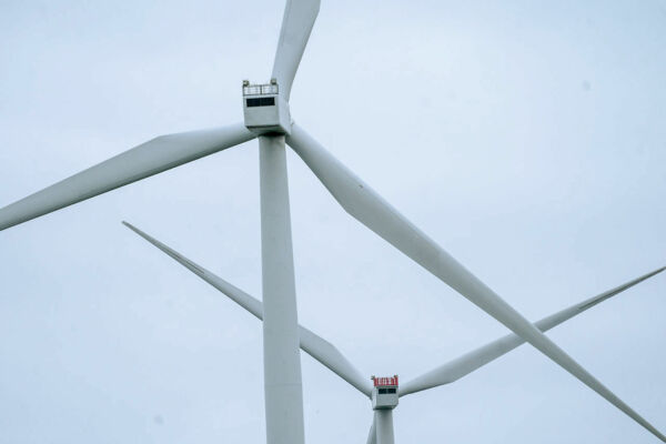 Et billede, der indeholder himmel, vindm�lle, udend�rs genstand, trafik

Automatisk genereret beskrivelse